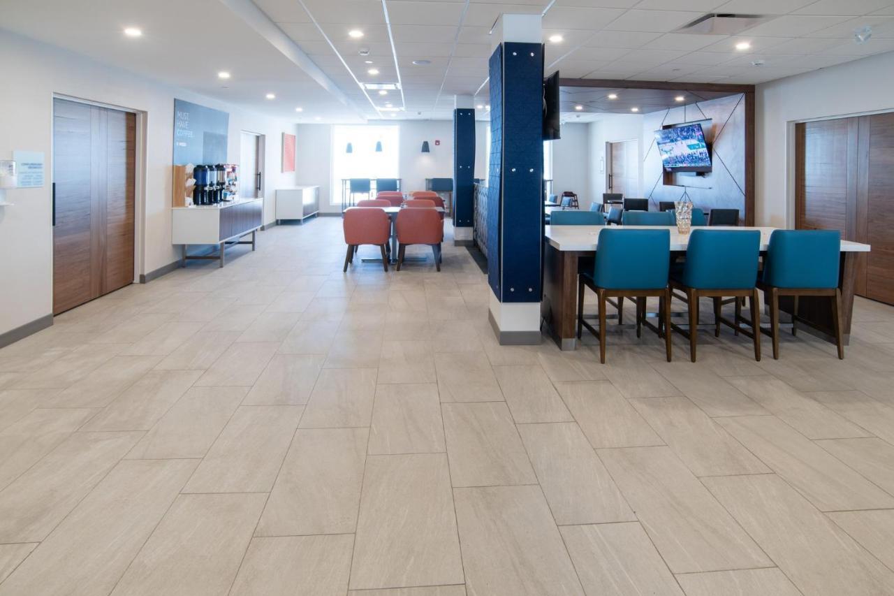 Holiday Inn Express & Suites - Moose Jaw By Ihg Экстерьер фото