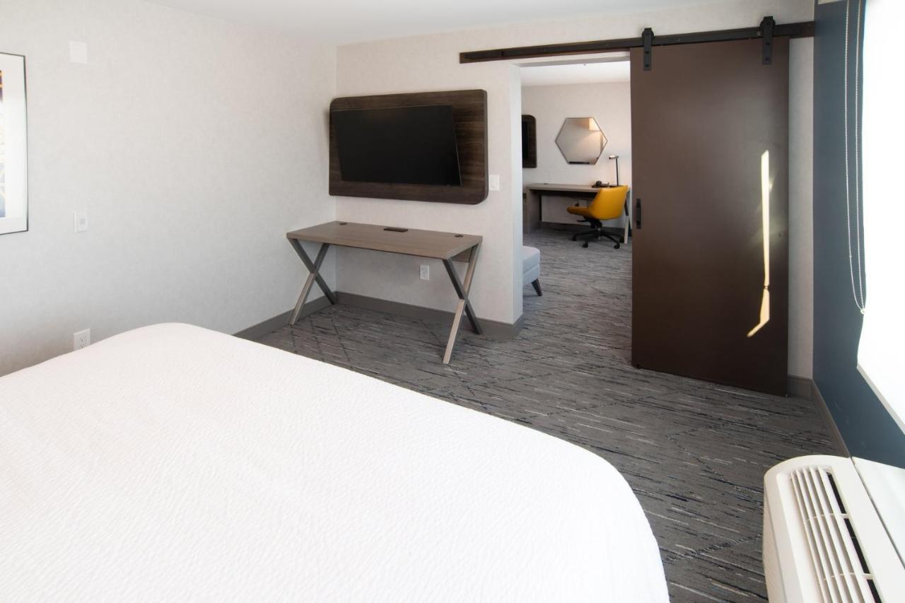 Holiday Inn Express & Suites - Moose Jaw By Ihg Экстерьер фото